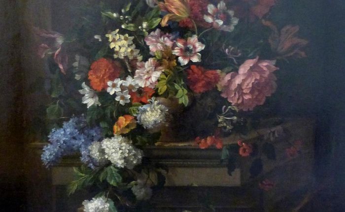 Fleurs dans un vase d'albâtre sur un grand piédestal