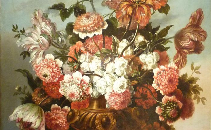 Vase d'orfèvrerie garni de fleurs