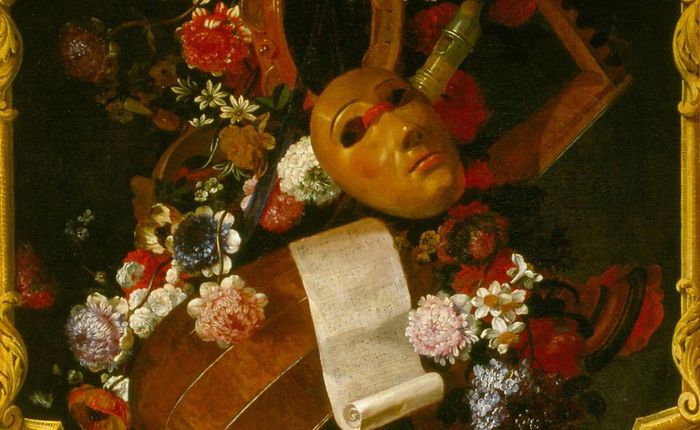 Guirlande de fleurs avec des instruments de musique, une partition et un masque dans un encadrement en trompe-l'oeil