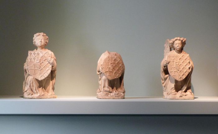 Trois anges portant des écus aux armes de Bueil et de Monjean