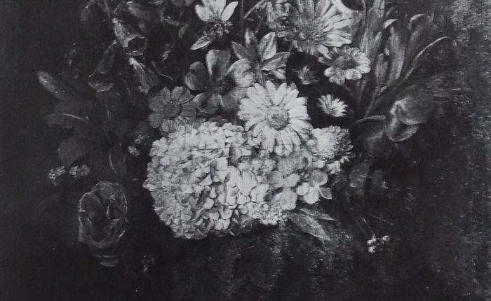 Fleurs dans un vase à décor antique