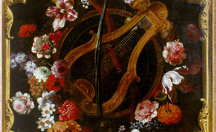 Guirlande de fleurs avec des instruments de musique, une partition et un masque